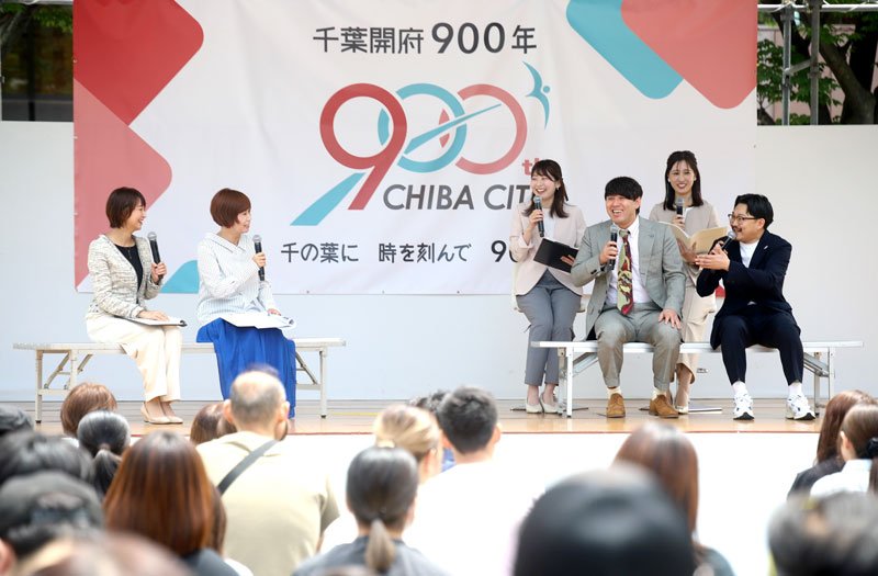 オズワルドや山城ガールむつみさん、チバテレのアナウンサーらが登壇し、会場を沸かせたトークショー＝１日、千葉市中央区