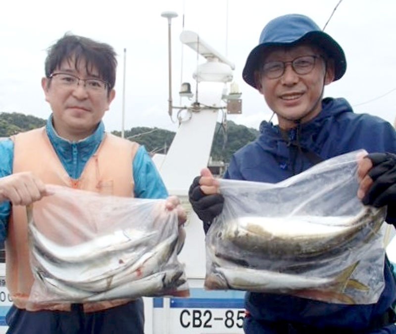 保田沖で釣り上げたアジ（写真は「村井丸」提供）