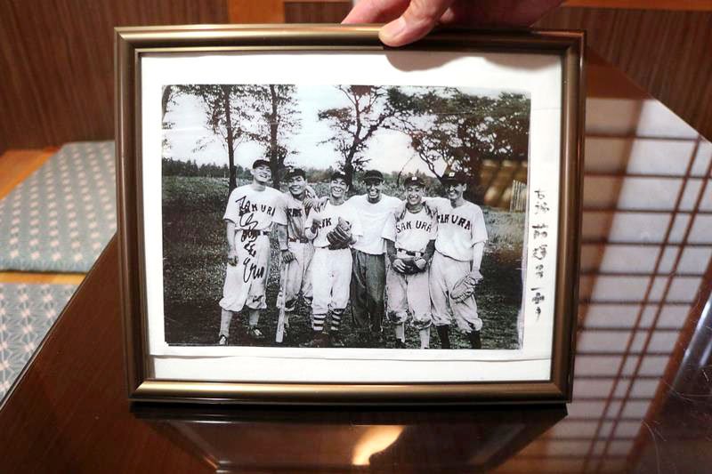高校時代の長嶋さん（左端）が野球部の仲間たちと撮影したという写真＝３日、佐倉市の川瀬屋