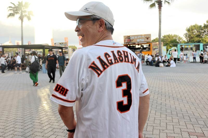 長嶋さんの背番号「３」ユニホームを着て応援に駆け付けたファン＝４日、千葉市美浜区のＺＯＺＯマリンスタジアム前