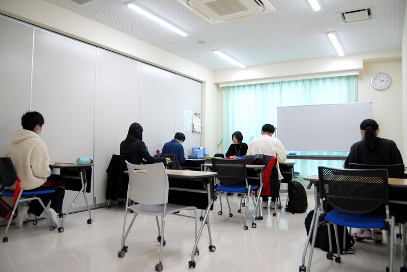 授業の多くは少人数で行われる＝柏市のつくば開成高校柏校