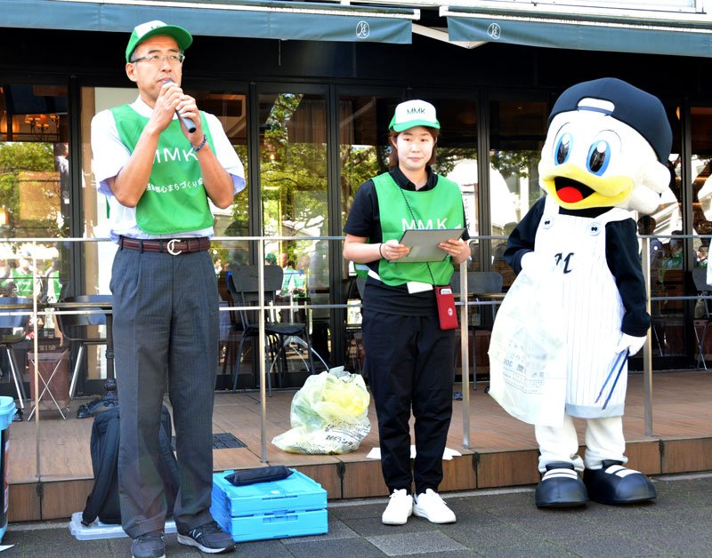 あいさつをする久保木会長＝千葉市美浜区