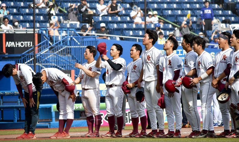 敗戦後、スタンドにあいさつするＹＢＣ柏の選手ら