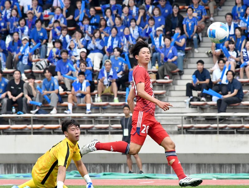 流通経大柏－日体大柏　前半１６分、先制ゴールを決める流通経大柏・大藤（右）＝柏の葉