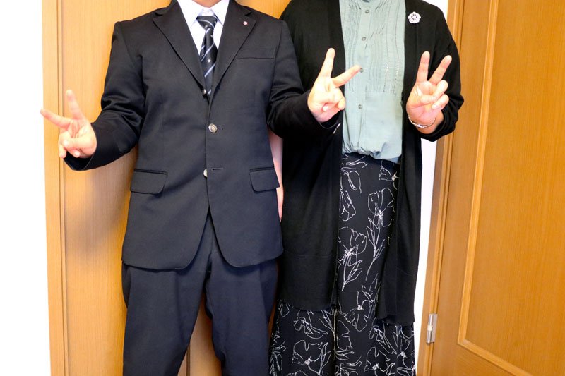 千葉県立高に入学し「学校生活は楽しい」と話す男子生徒（左）と母＝５月、県内の自宅
