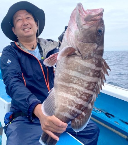 洲崎南沖で釣り上げたマハタ（写真は「萬栄丸」提供）