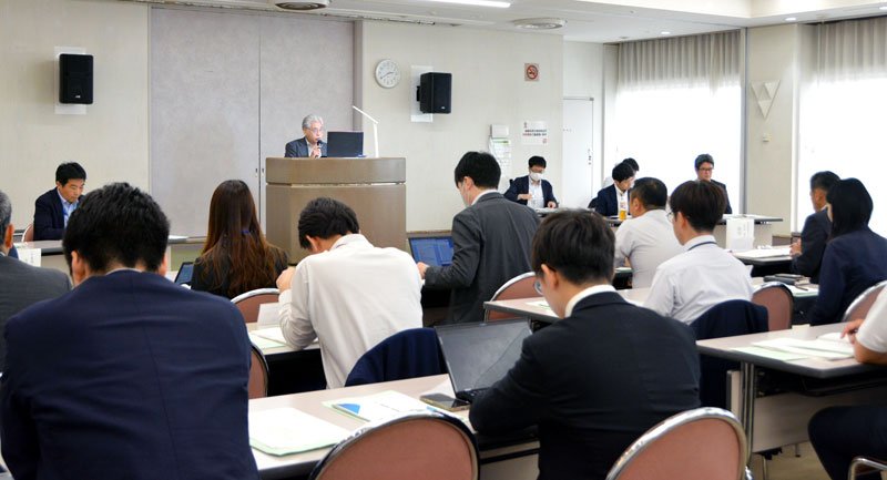 あいさつする吉野専務理事＝千葉市中央区