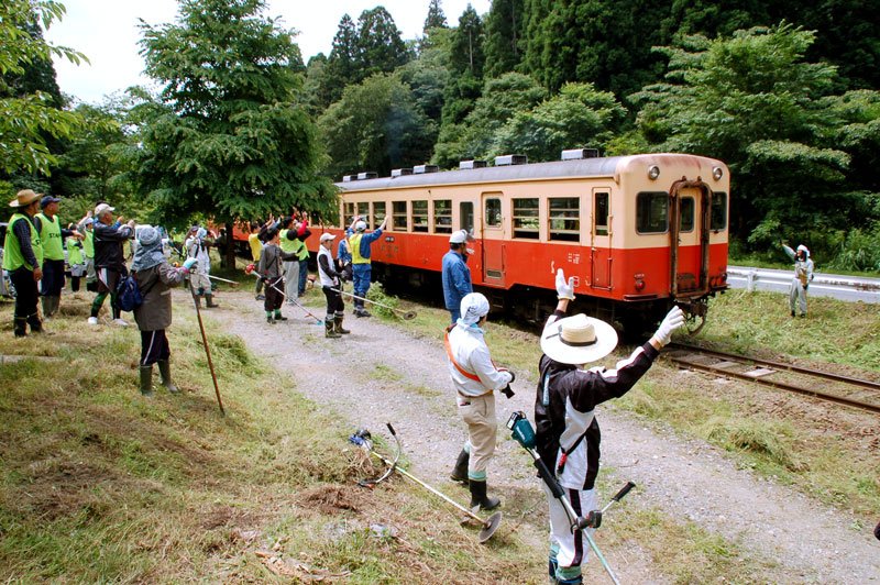 「のだっぽり」景観、次代へ　市原・月崎小湊鉄道沿線　初公募の参加者ら草刈り