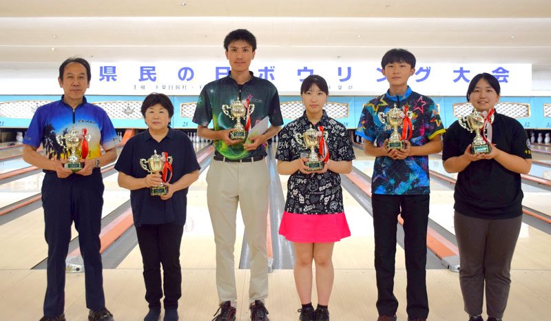 県民の日ボウリング大会の各部門優勝者＝１５日、千葉市中央区
