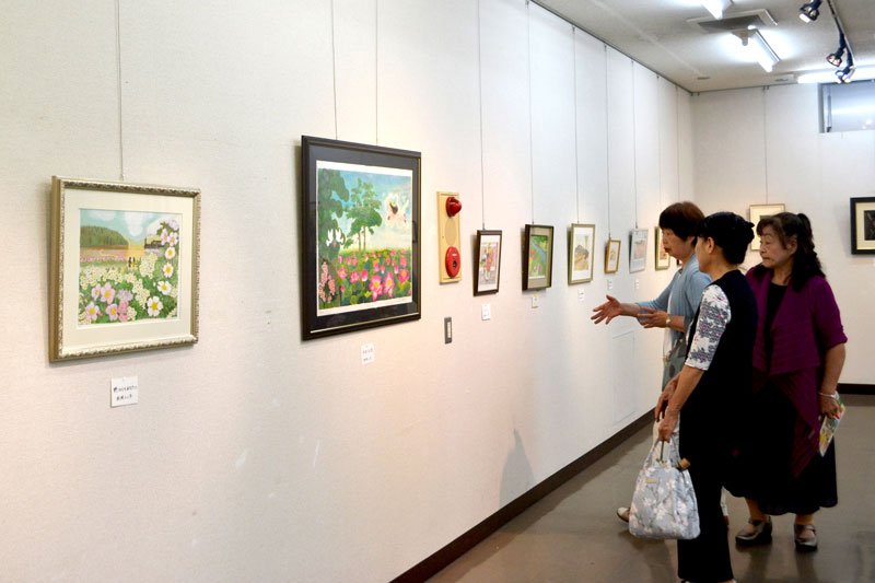 多彩な作品が並ぶ会場＝１７日、四街道市の市民ギャラリー