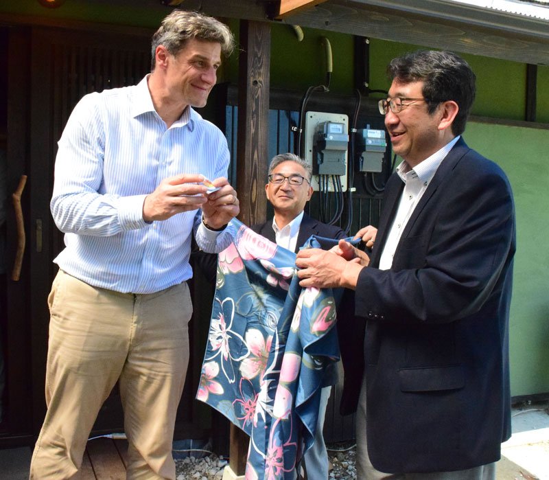 長柄のビール「素晴らしい」　本場ドイツから醸造所視察　記念品交換、友好に花　千葉県の姉妹都市一行