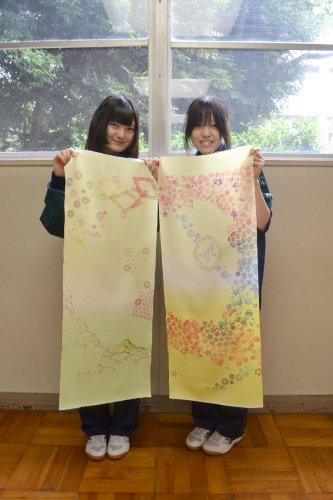 佐倉東高伝統の友禅染挑戦　地元作家桑原さんから手ほどき　ぼかしや重ねで「四季」表現