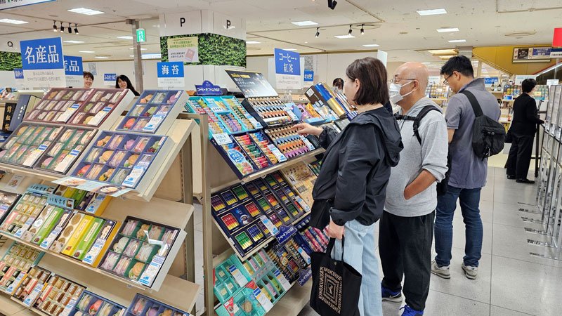 お中元を吟味する客＝１１日、千葉市中央区のそごう千葉店
