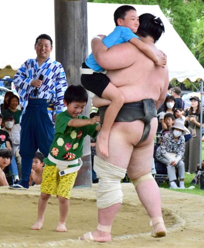 茂原市で２１日、大相撲の錣山部屋を招いたふれあい相撲が開かれた。土俵に上がった子どもは力士に挑戦。「強かった」と汗を拭った
