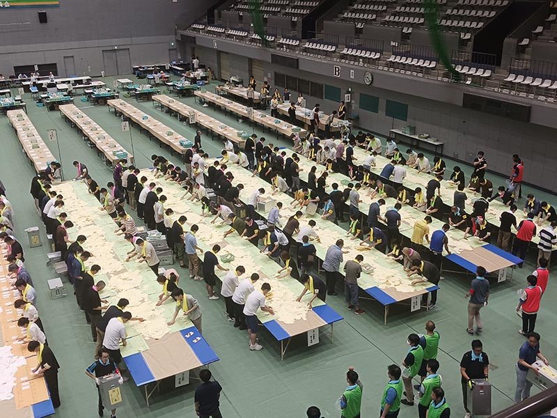 船橋市長選挙の開票作業に当たる職員ら＝２２日午後９時２０分ごろ、同市