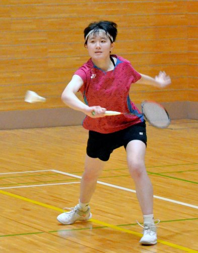 女子シングルス決勝　シャトルを打ち返す西武台千葉の田中ひよ莉＝市川市塩浜体育館

