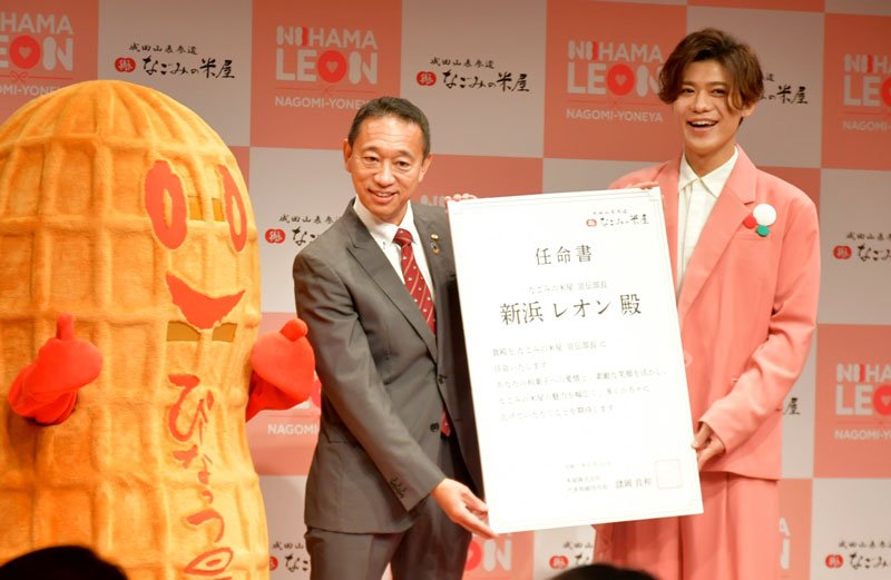 和菓子を販売する米屋の宣伝部長に任命された新浜さん（右）と諸岡社長＝２４日、東京都千代田区

