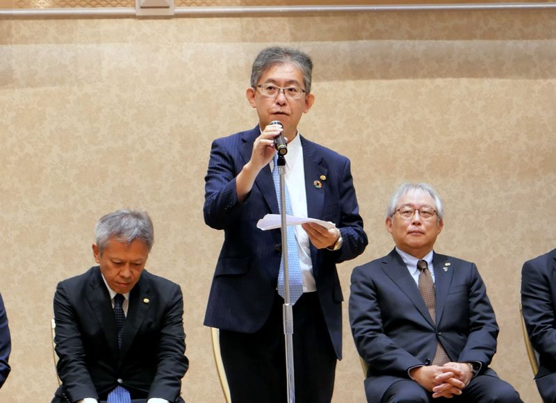 総会であいさつする小栗新会長＝千葉市中央区
