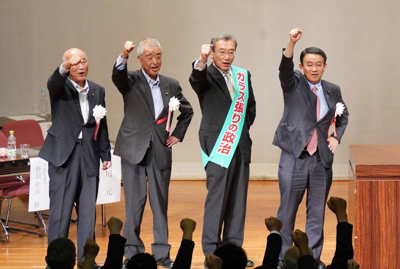 野田氏が駆け付けた集会で士気を高める長浜氏（右から２人目）＝２２日、匝瑳市