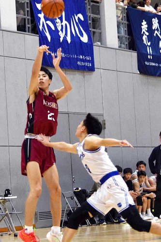 市柏－習志野　第１クオーター、シュートを放つ習志野の関口＝旭市総合体育館
