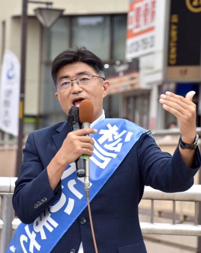 選挙期間中、熱弁を振るう松戸隆政さん