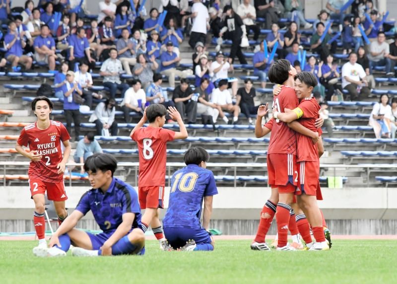 流通経大柏―日体大柏　県総体優勝を決め、喜ぶ流通経大柏の選手ら（右）としゃがみ込んで悔しがる日体大柏の選手＝柏の葉