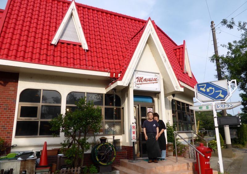 二人三脚で「マウス」の経営を続ける和田さん夫妻。赤い屋根やポストなど、外観にも昭和のたたずまいが残る＝市原市北国分寺台