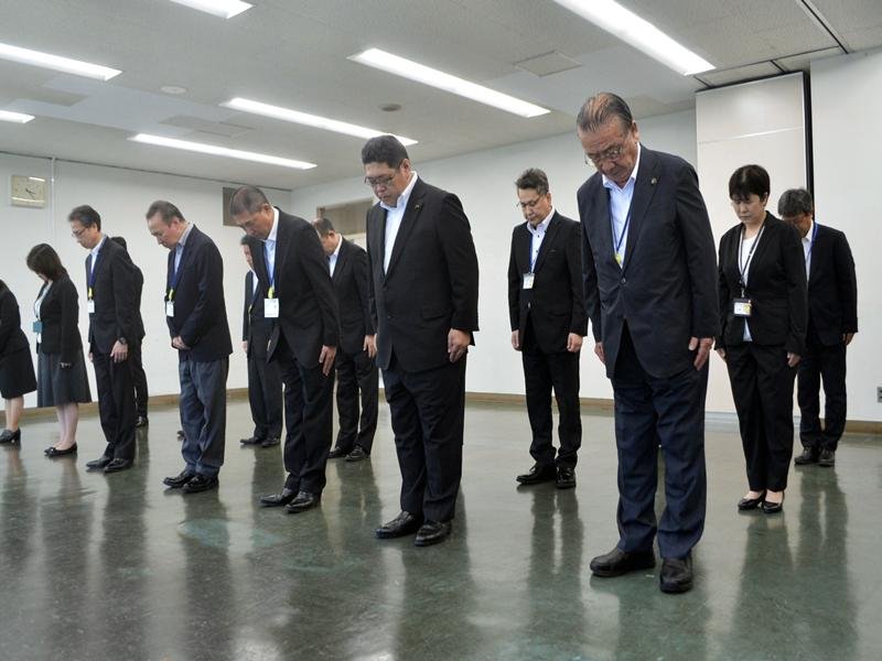 事故発生時刻に合わせて黙とうする北村市長（前列右）や市幹部ら＝２８日午後３時２５分ごろ、八街市役所