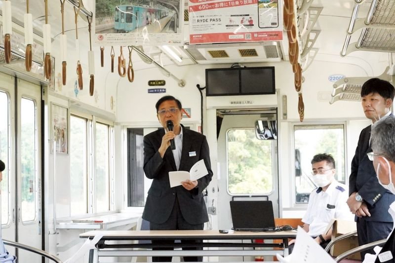 銚子電鉄の列車内で開かれた株主総会で決算について説明する竹本社長。２３年度までは３期連続黒字だった＝３０日、銚子市