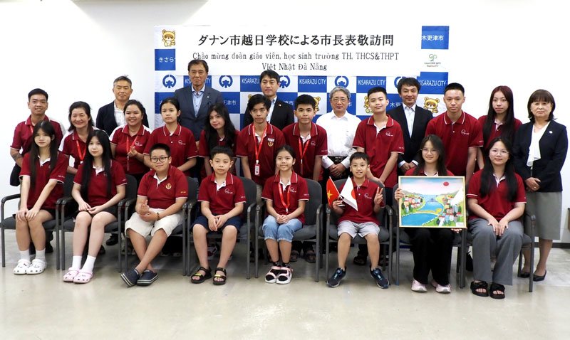 サマーキャンプの一環として来日した越日学校の子どもたちら＝木更津市