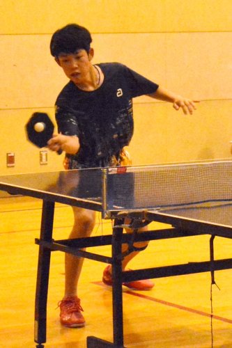 ３年男子シングルスを制した睦沢中の金尾