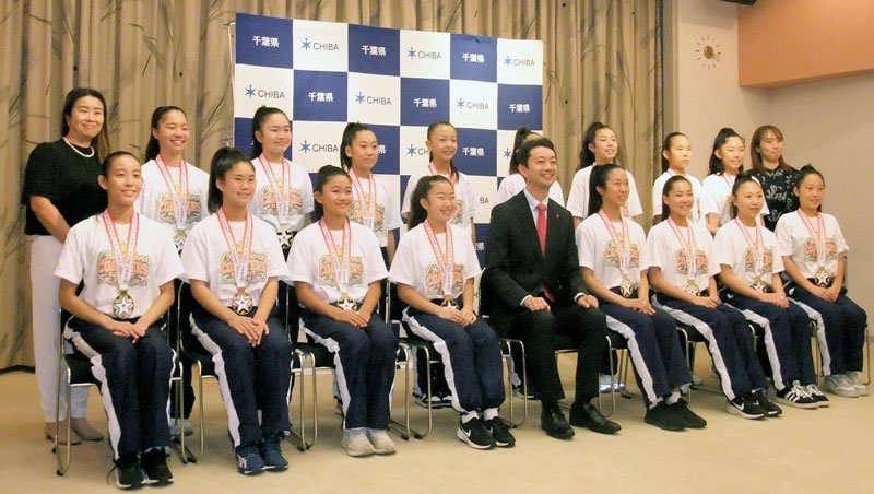 熊谷知事に世界大会初優勝を報告したメンバーら＝県庁