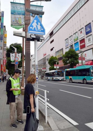 津田沼ビート前の横断歩道に社会実験として設置された歩行者横断支援用装置（ＲＲＦＢ）＝船橋市
