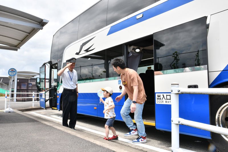 バスを身近に感じてもらうため乗車体験が開かれ、親子らが参加した＝多古町