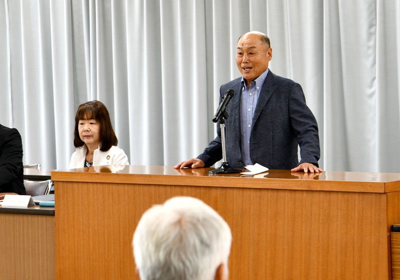 多古町航空機騒音等対策協議会の定期総会であいさつする瀬利会長＝多古町役場