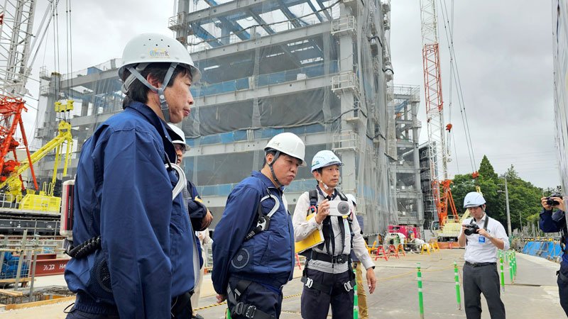 千葉リハビリテーションセンターの建設現場を視察する労働局の関係者ら＝６月２４日、千葉市緑区