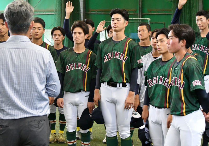 中野監督（左）の話を聞く千葉黎明ナイン。右手前は山本主将＝八街市
