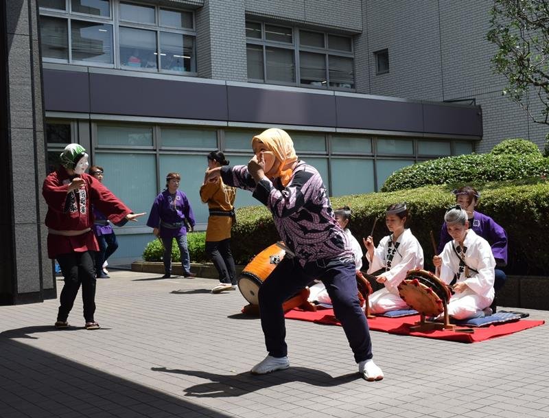 お囃子合わせ滑稽に　船橋　伝統「ばか面おどり」披露　「湊町八劔神社本祭り」先立ち　市役所、ゆかりの獅子頭紹介