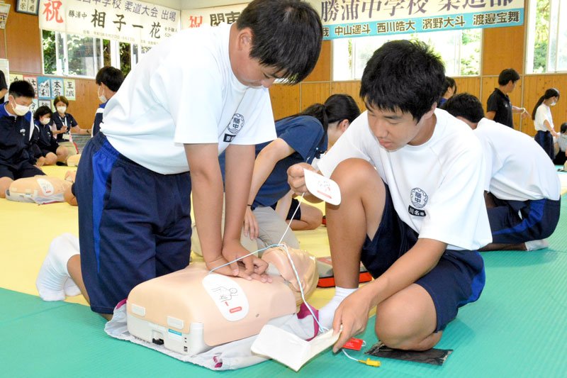心肺蘇生法を身に付ける勝浦中２年生ら＝勝浦市
