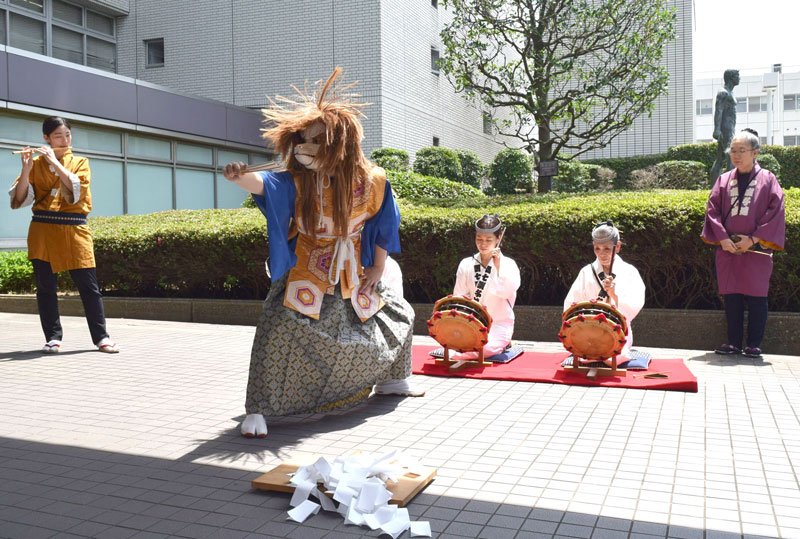 船橋市で６月３０日、「湊町八劔神社本祭り」を前に伝統芸能「ばか面おどり」が披露された。「湊町ばか面踊り保存会」のメンバーは、軽快なお囃子（はやし）に合わせて滑稽なしぐさを交えて踊った