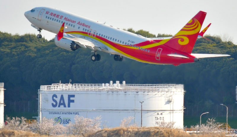 ＳＡＦの認知度向上に向けた印字がされた成田空港の航空燃料タンク（奥）＝成田市