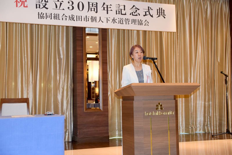 決意を述べる小倉理恵理事長＝成田市