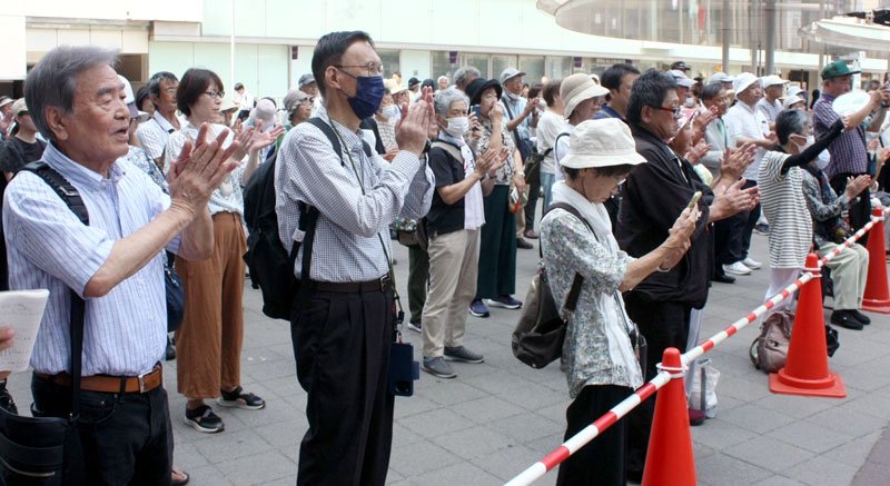 候補者の演説を聞く有権者ら＝３日、千葉市中央区
