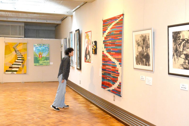 「芸術家２５人の仲間展」が開かれている月の沙漠記念館＝御宿町
