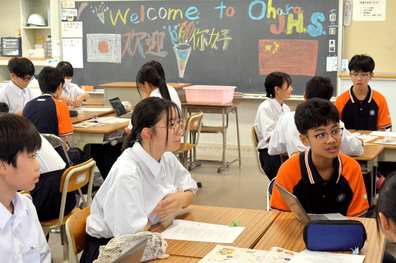 中国の中学生と交流する大原中の生徒ら＝いすみ市
