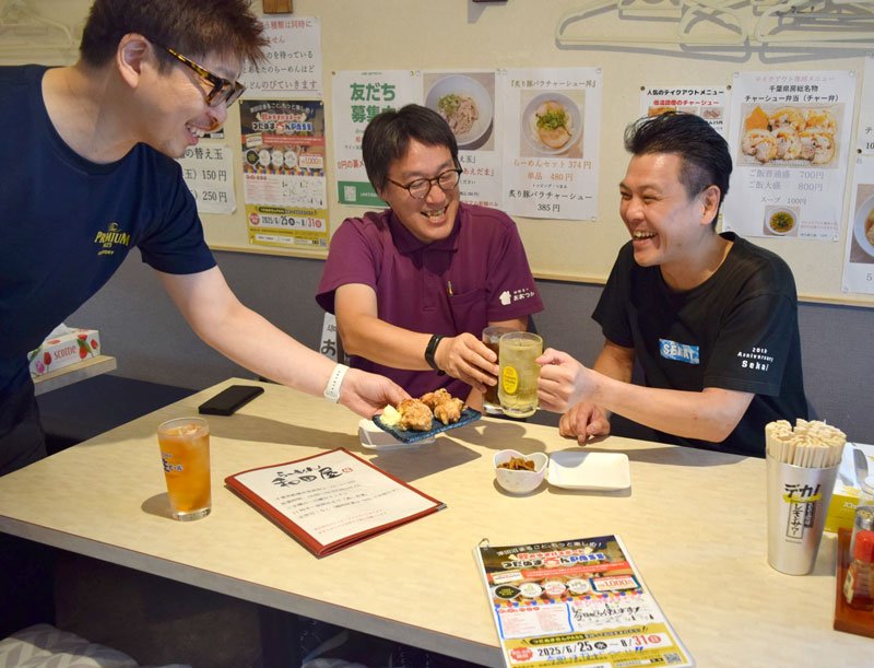 地元の力で街を盛り上げようと、ＪＲ津田沼駅北口エリアで飲み歩きイベントが行われている＝船橋市