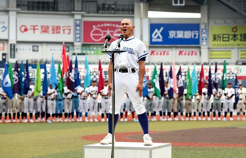 選手宣誓をする市川工の小国主将＝ＺＯＺＯマリン
