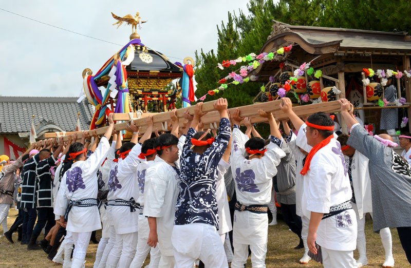 大神輿７年ぶり渡御　荒波へ勇壮に汐ふみ　御宿・八坂神社