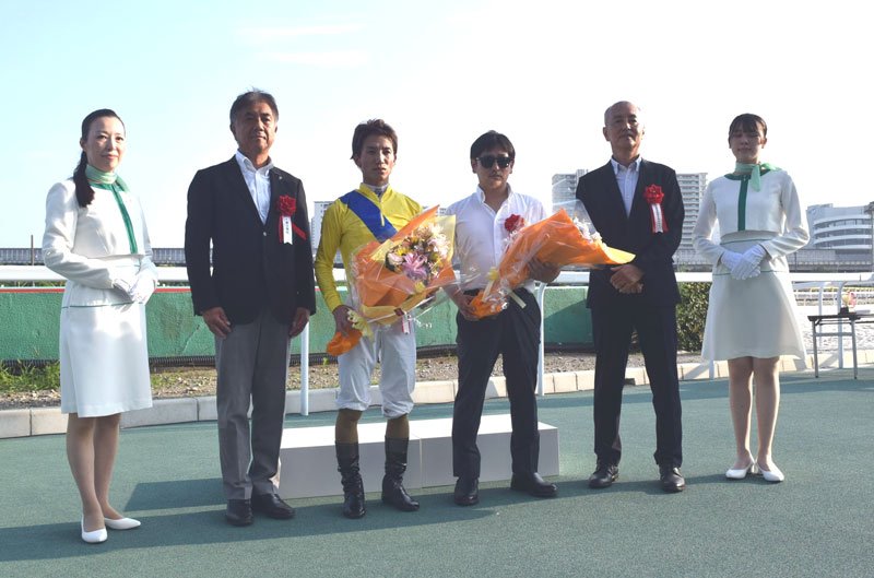 千葉日報賞スプリントを制した本田騎手（左から３人目）＝５日、船橋市の船橋競馬場