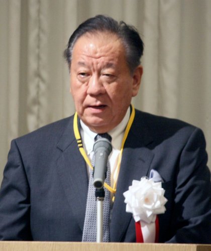 あいさつする飯塚会長